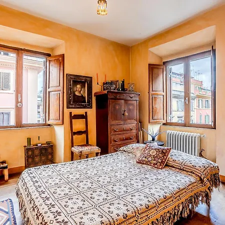 Charming Bright Colosseum Apartment