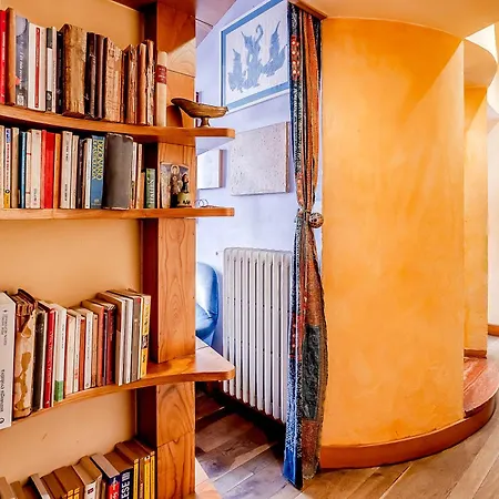 Charming Bright Colosseum Apartment