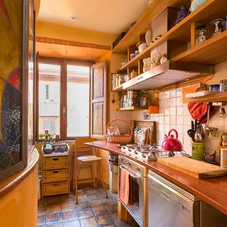 Charming Bright Colosseum Apartment Rome